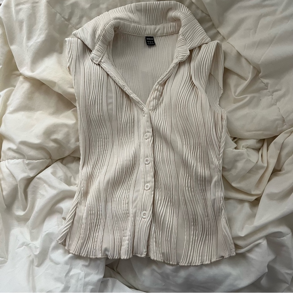 Women's Cream Sleeveless Button-Up Top